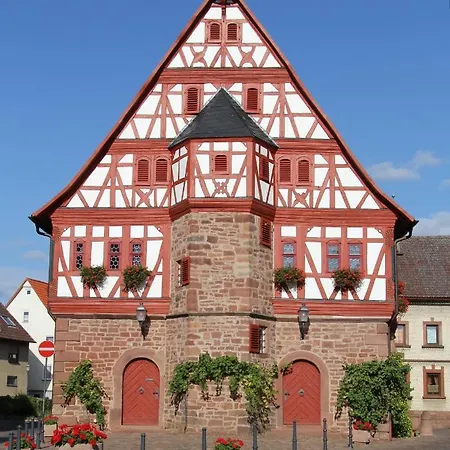 Am Brunnen Гостевой дом Grossheubach